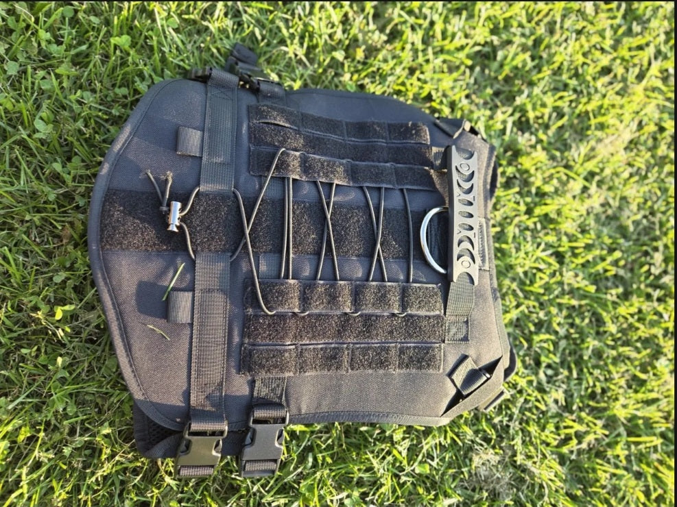Bandes MOLLE sur le harnais Wooftrek pour accrocher des accessoires de randonnée