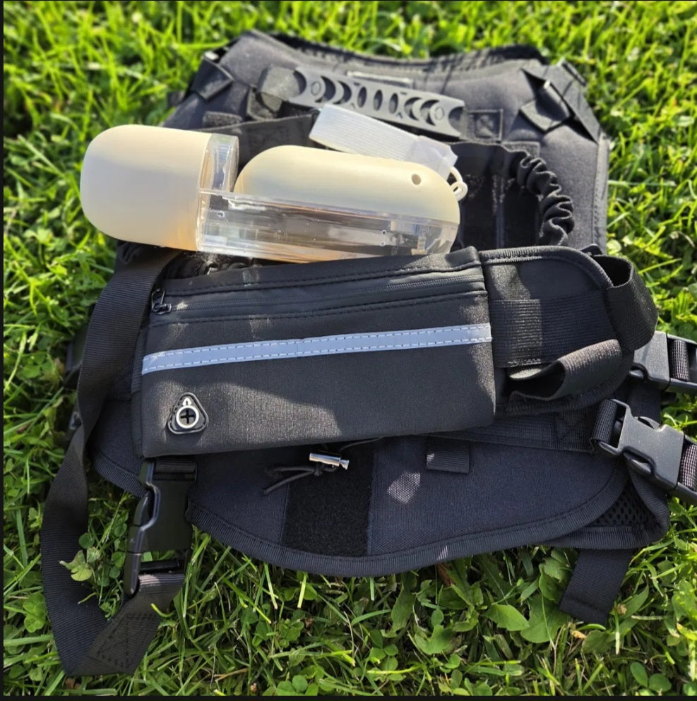Le kit de randonnée Wooftrek au complet : harnais tactique, laisse mains libres et gourde 3-en-1